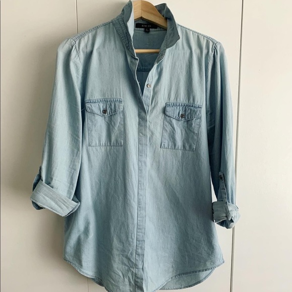 Button-up shirt. - Picture 2 of 5